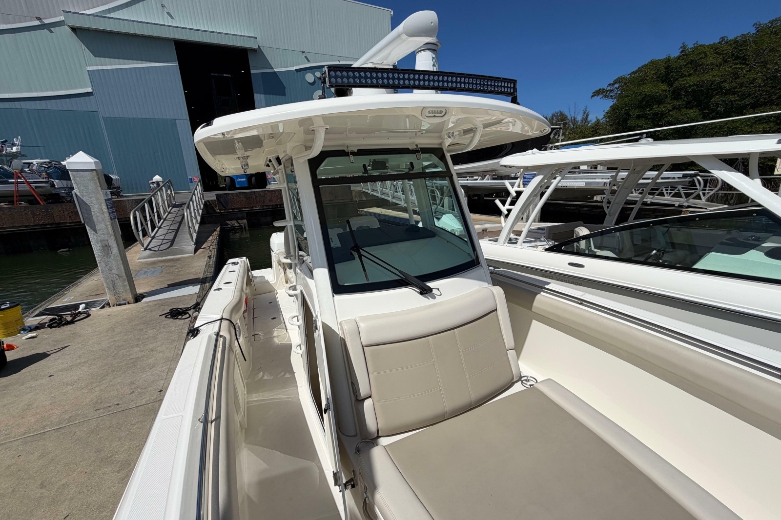 2019 Boston Whaler 330 Outrage