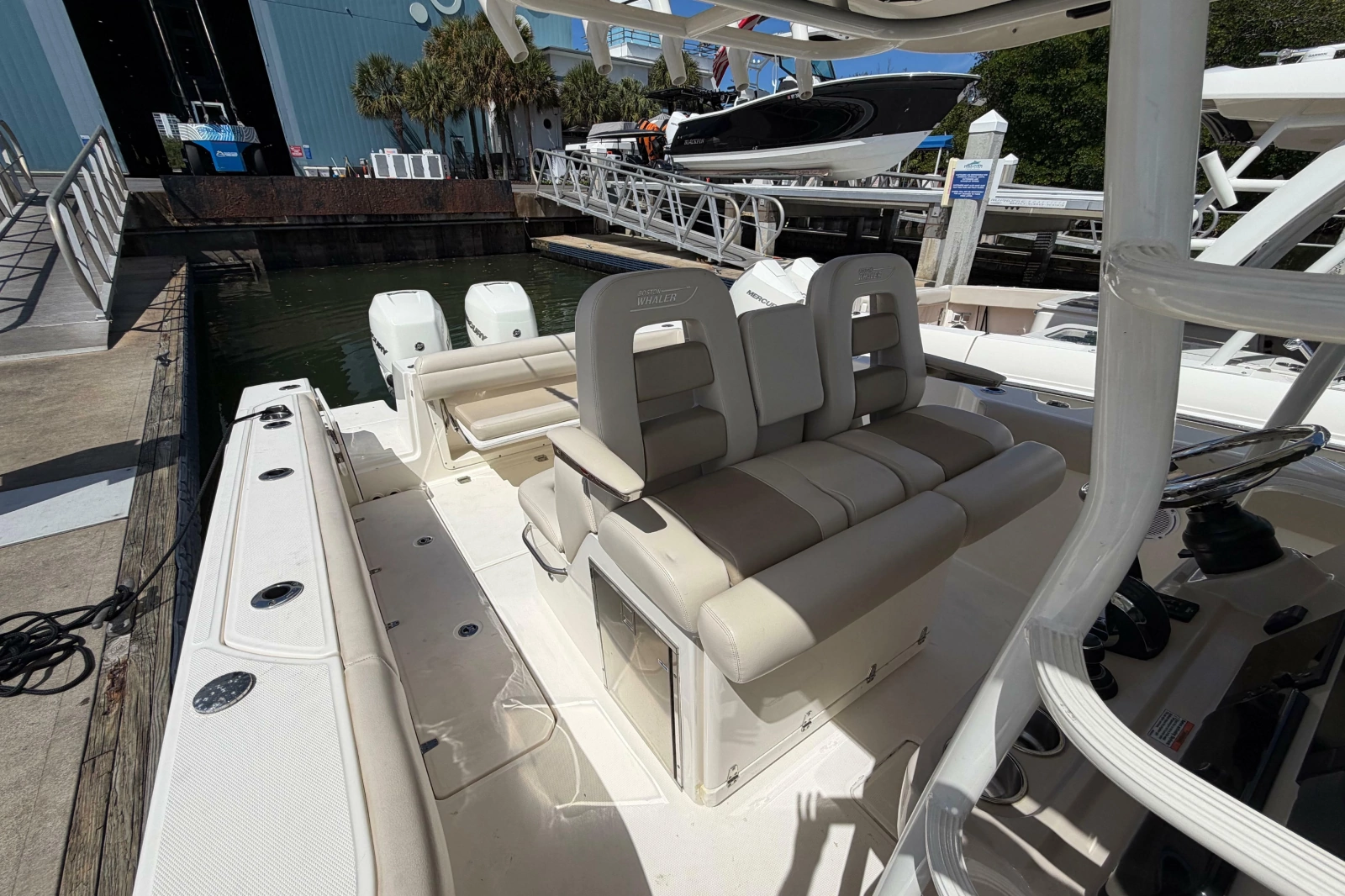 2019 Boston Whaler 330 Outrage
