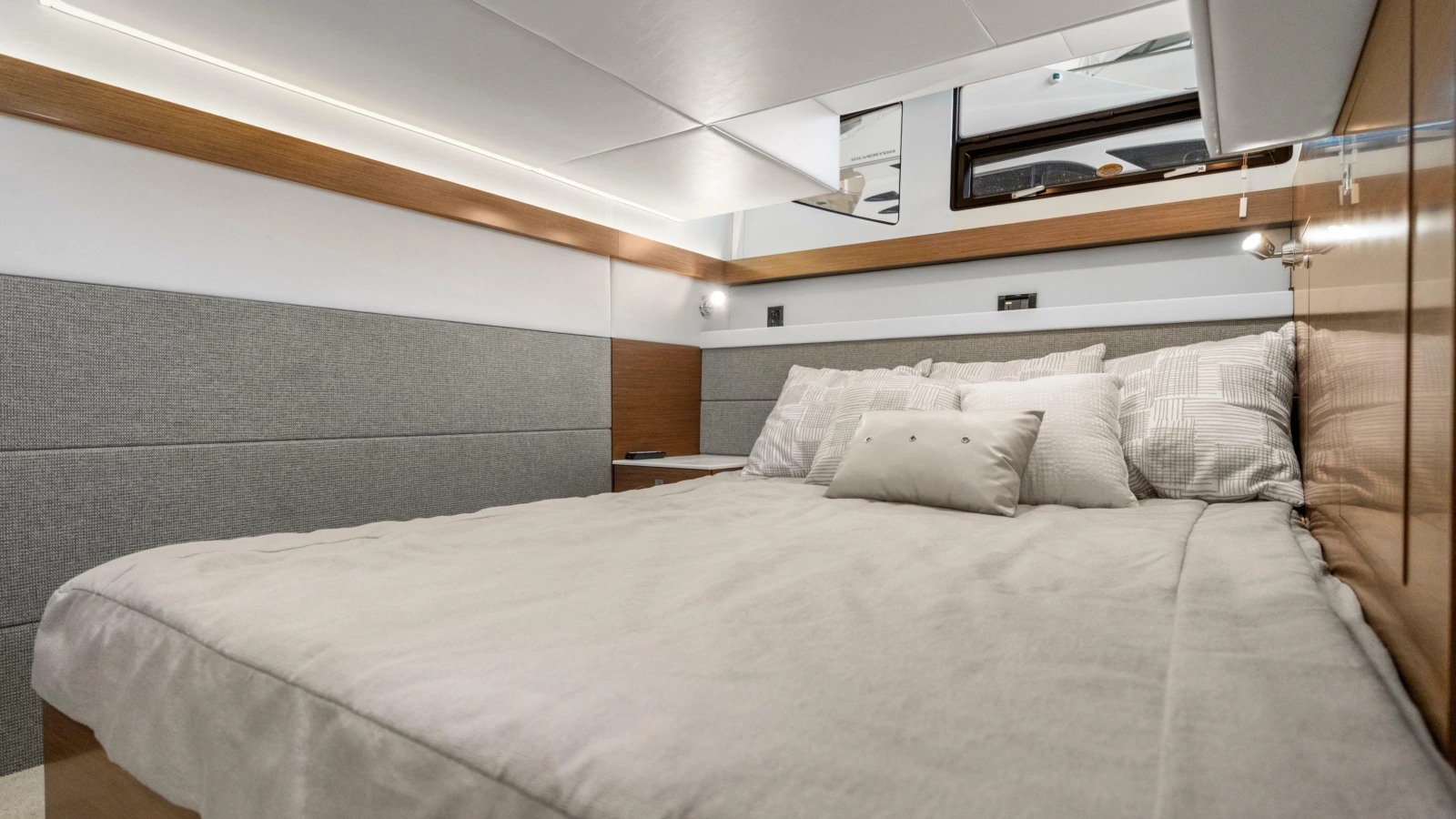 2019 Cruisers Yachts 42 Cantius