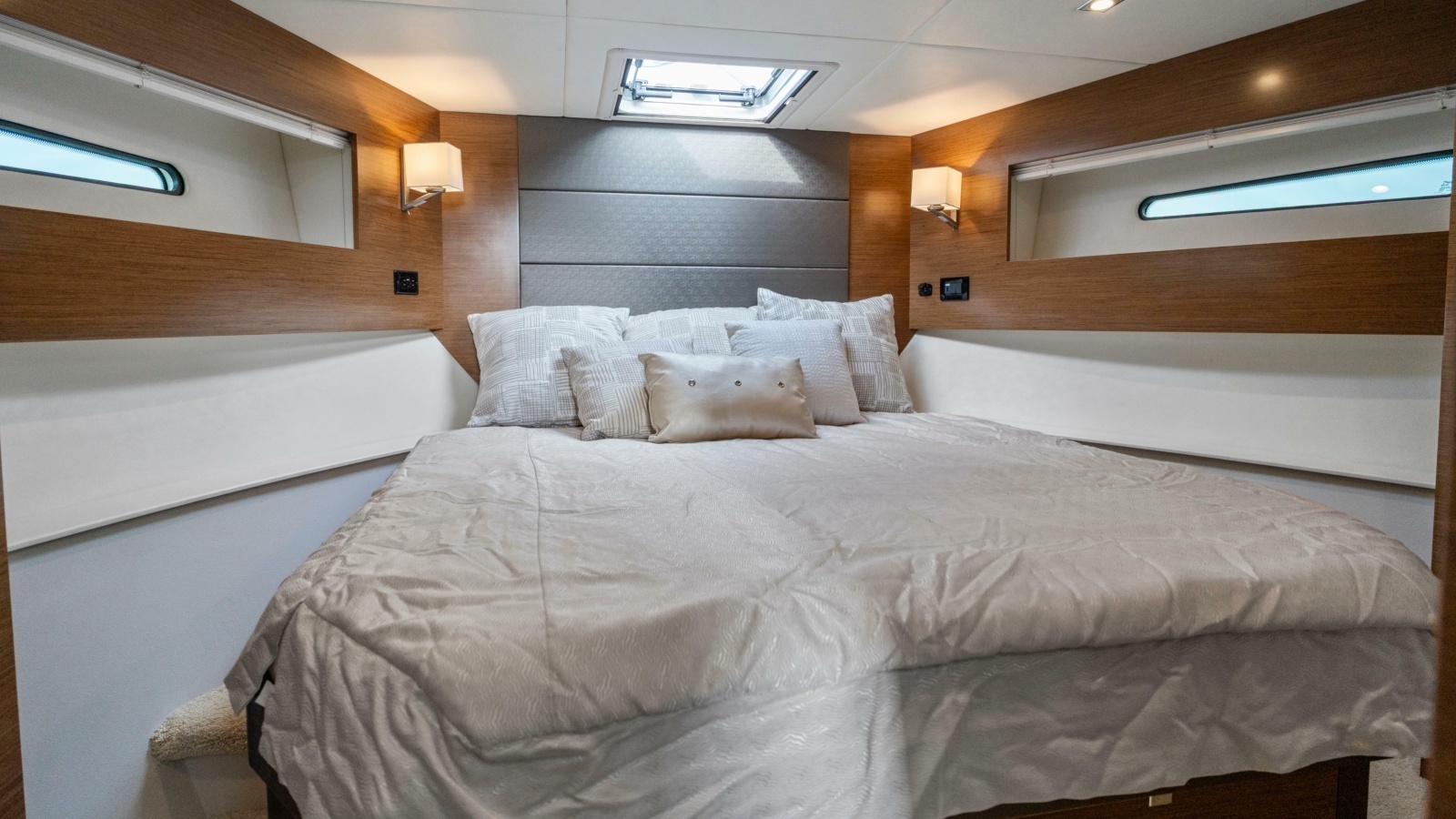 2019 Cruisers Yachts 42 Cantius