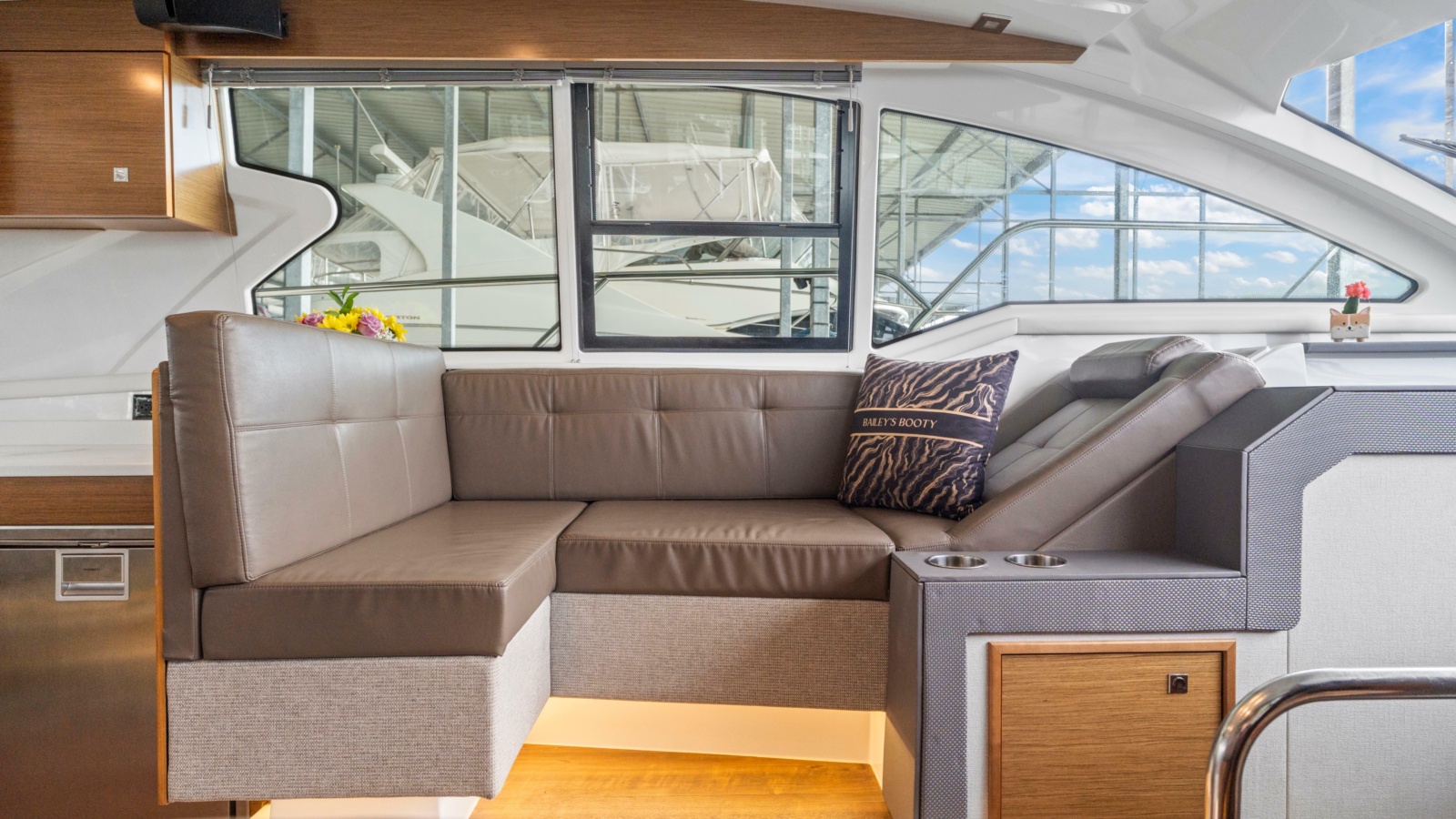 2019 Cruisers Yachts 42 Cantius