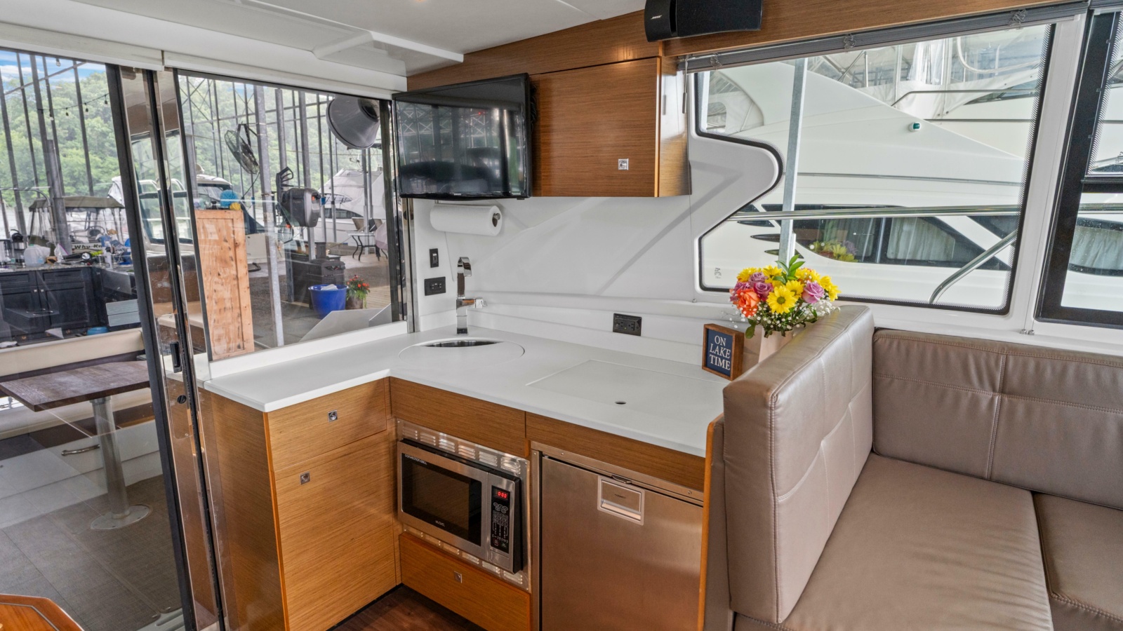 2019 Cruisers Yachts 42 Cantius