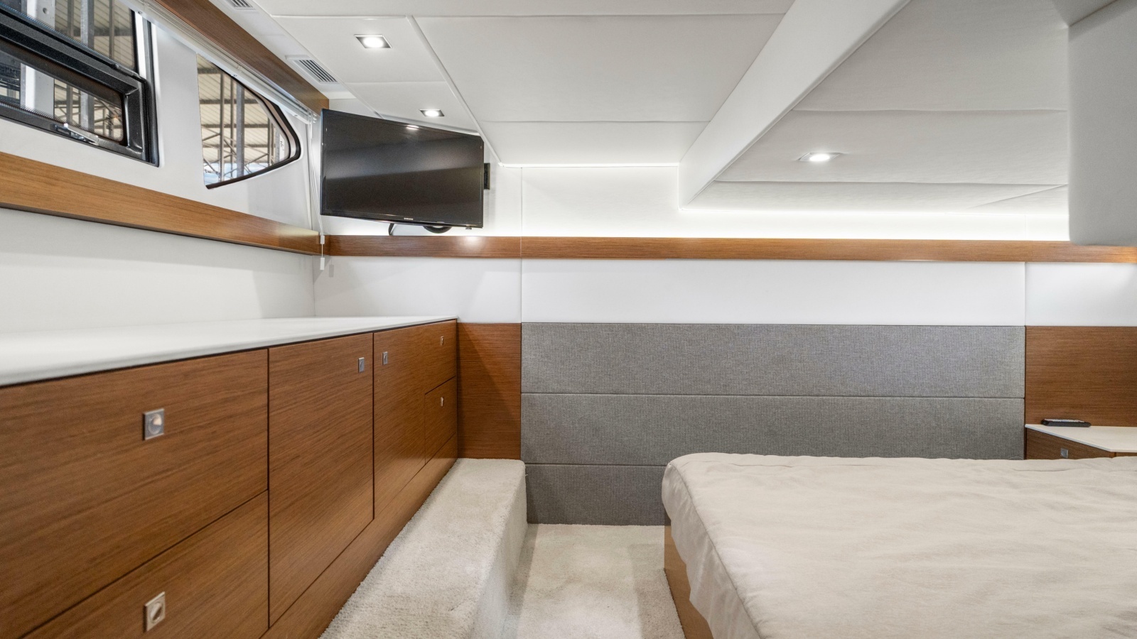 2019 Cruisers Yachts 42 Cantius