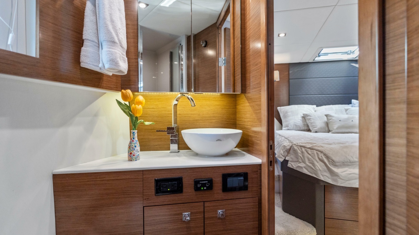 2019 Cruisers Yachts 42 Cantius