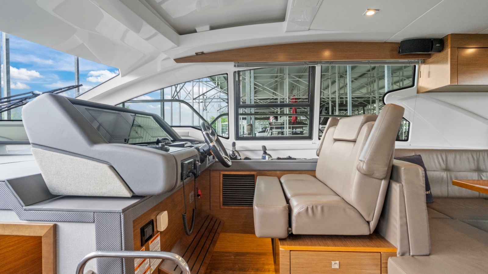 2019 Cruisers Yachts 42 Cantius