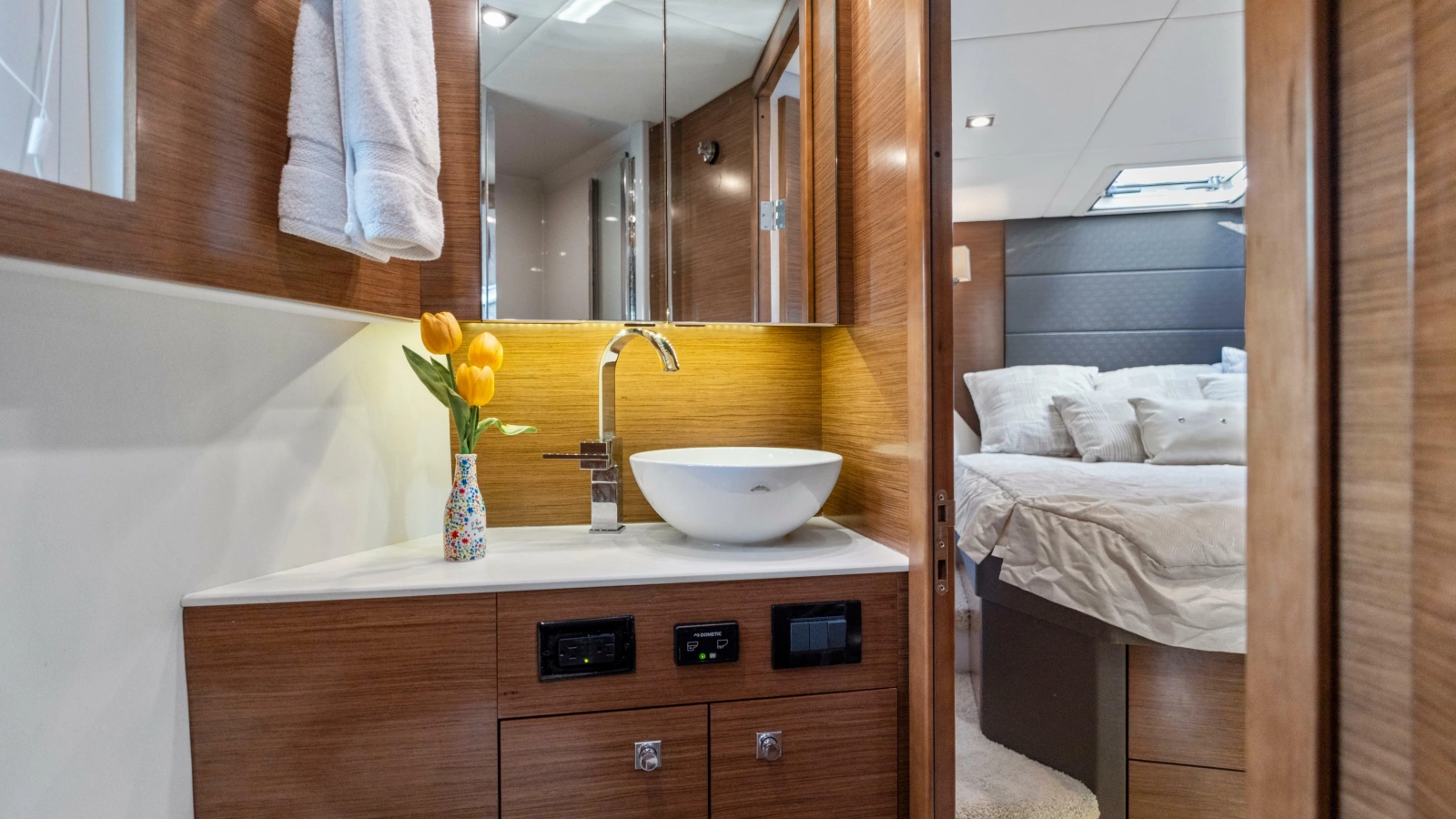 2019 Cruisers Yachts 42 Cantius