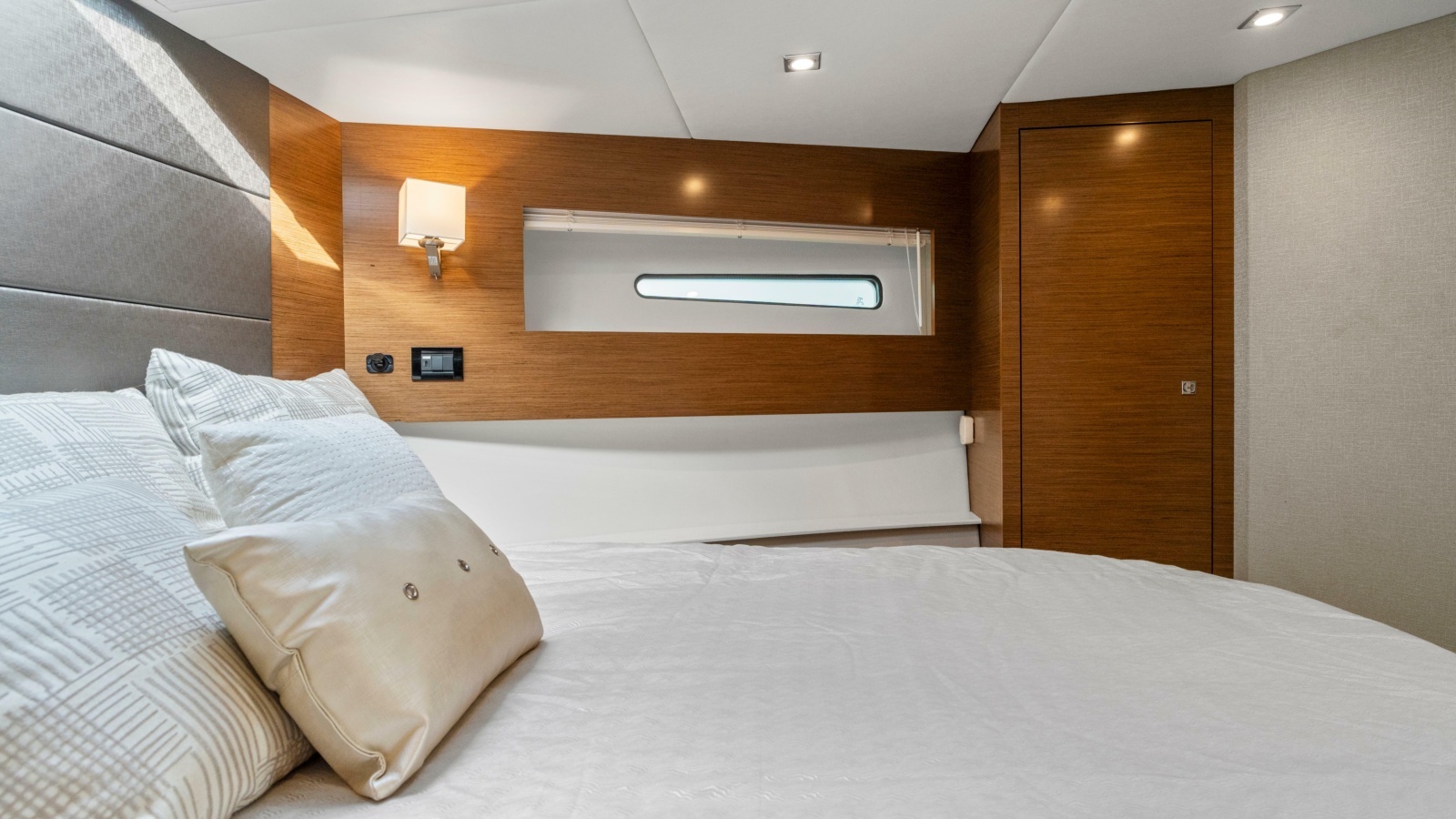 2019 Cruisers Yachts 42 Cantius