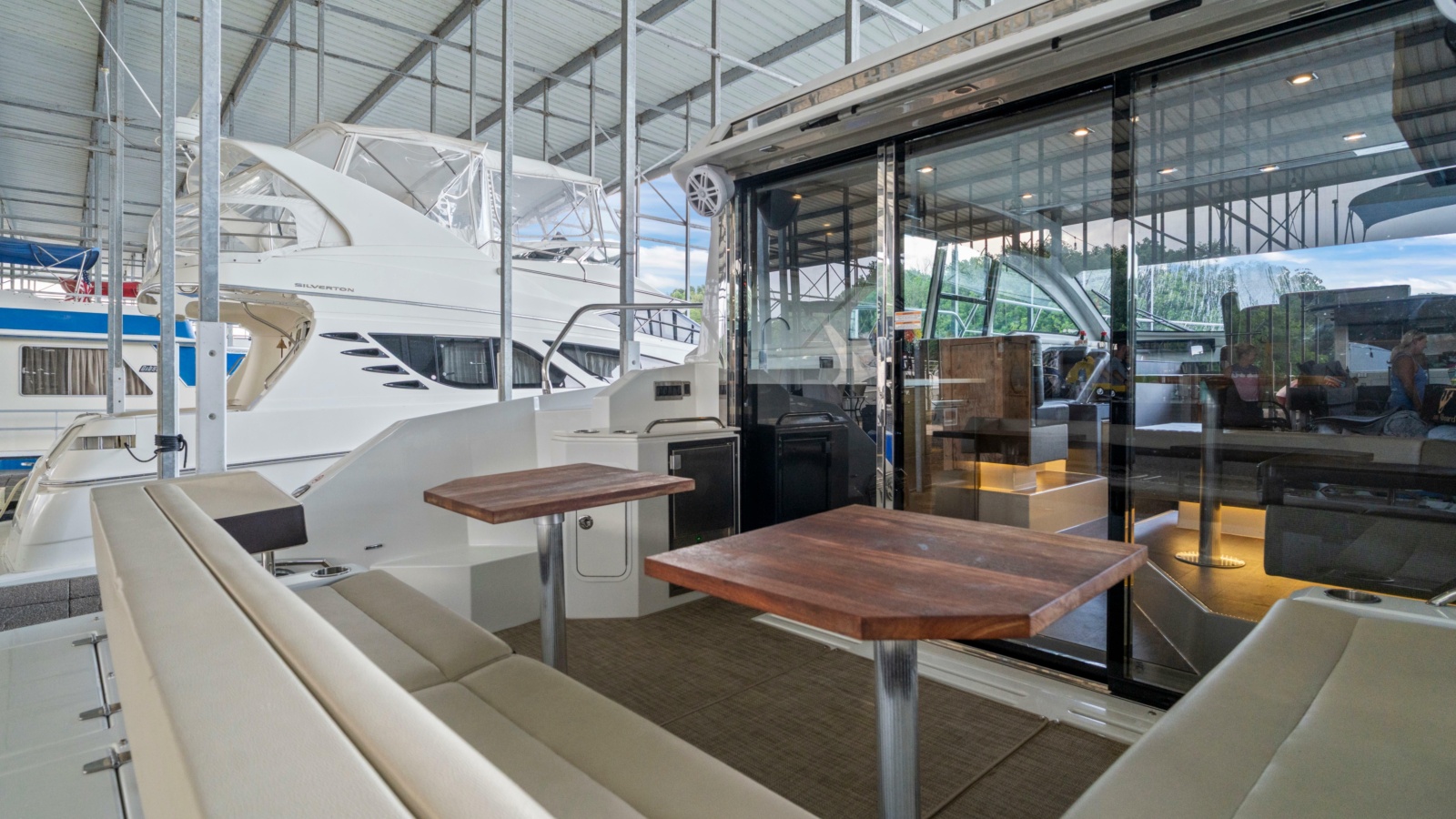 2019 Cruisers Yachts 42 Cantius