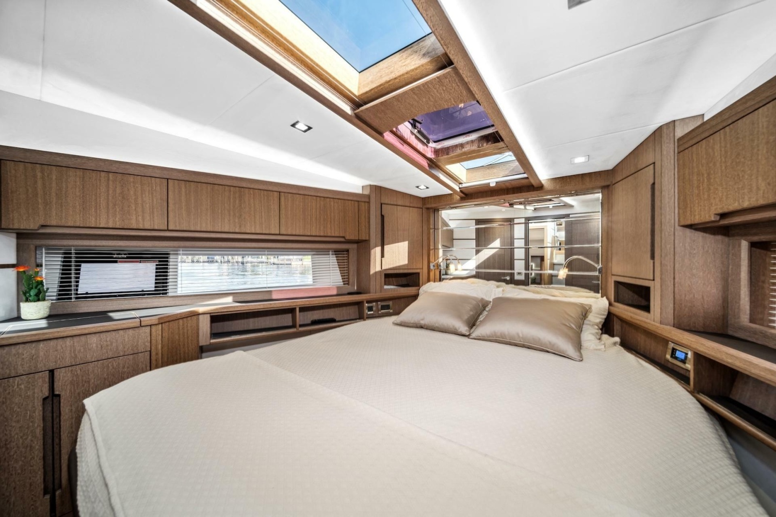 2019 Galeon 560 Sky