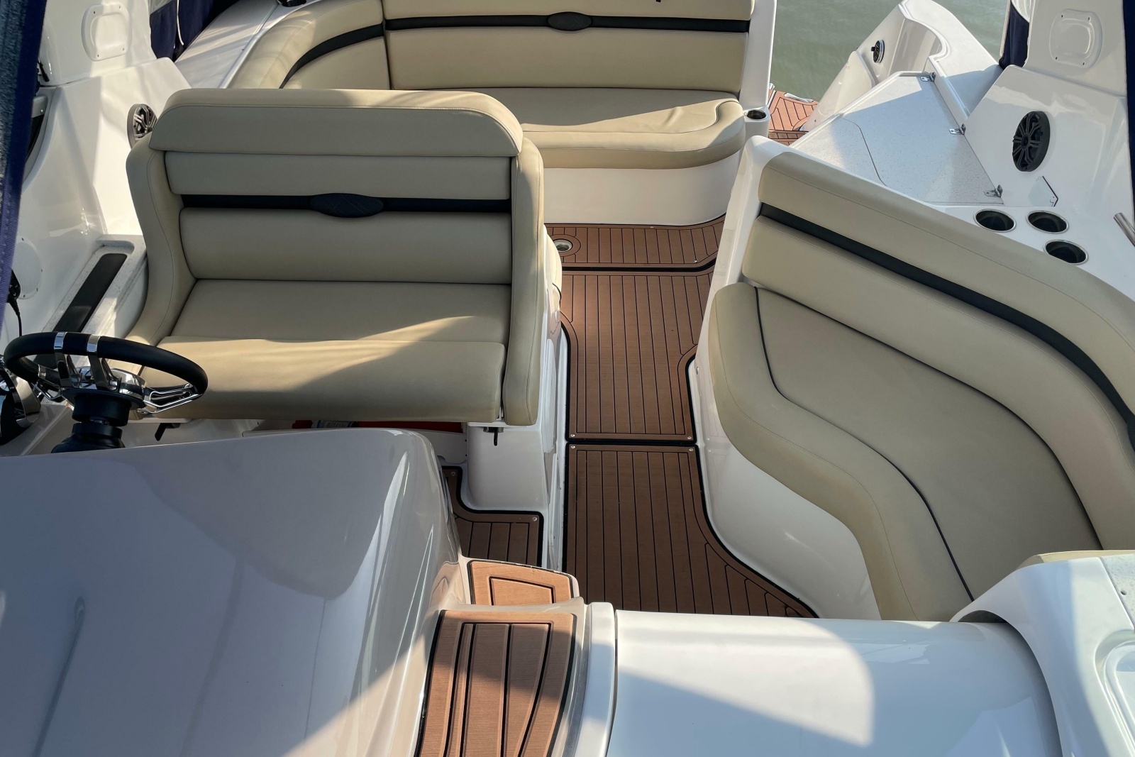 2019 Rinker EX 370