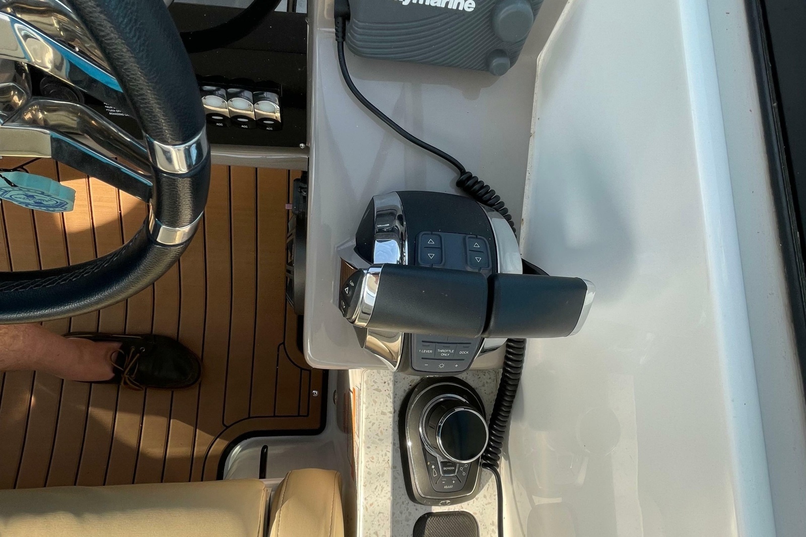2019 Rinker EX 370