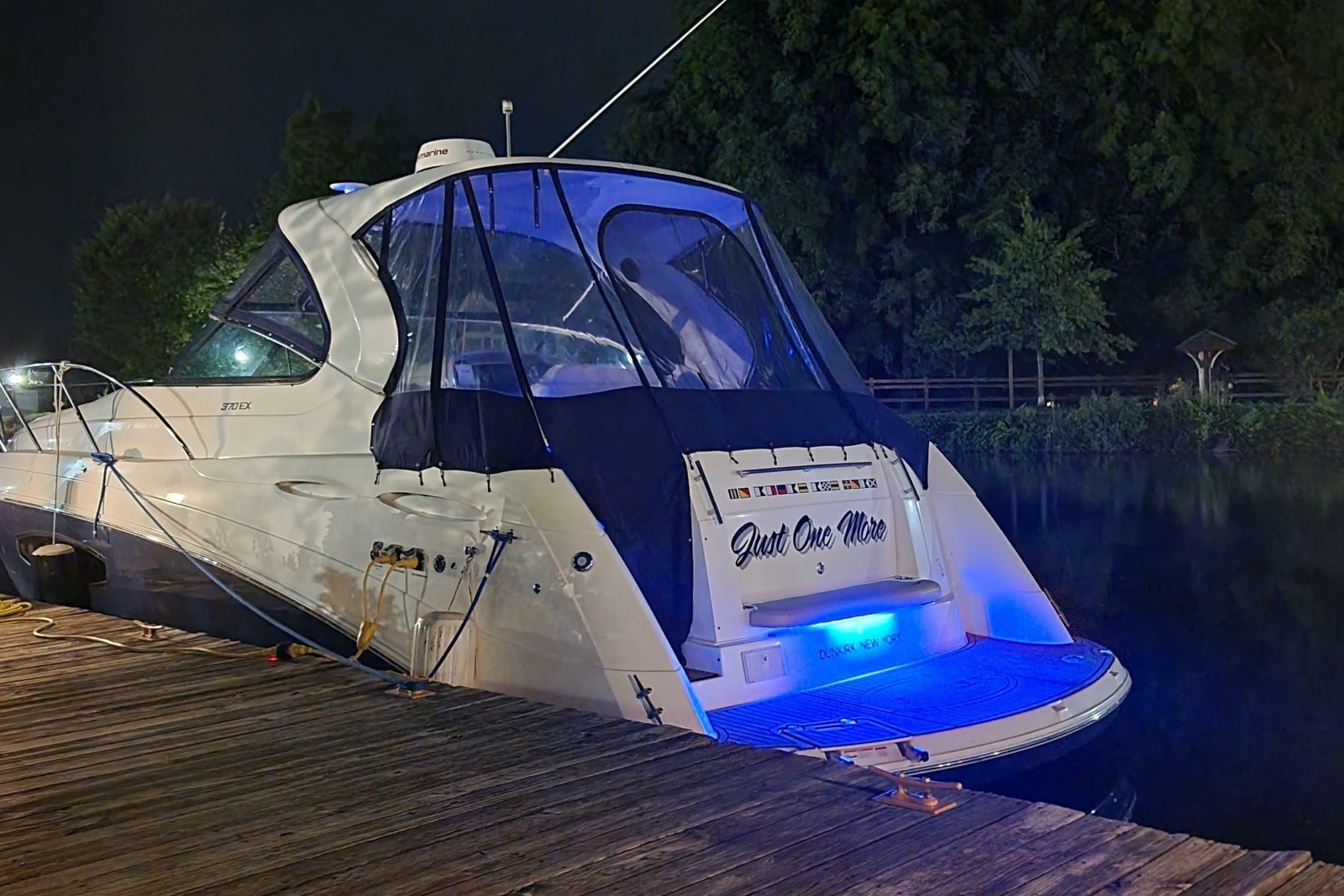 2019 Rinker EX 370
