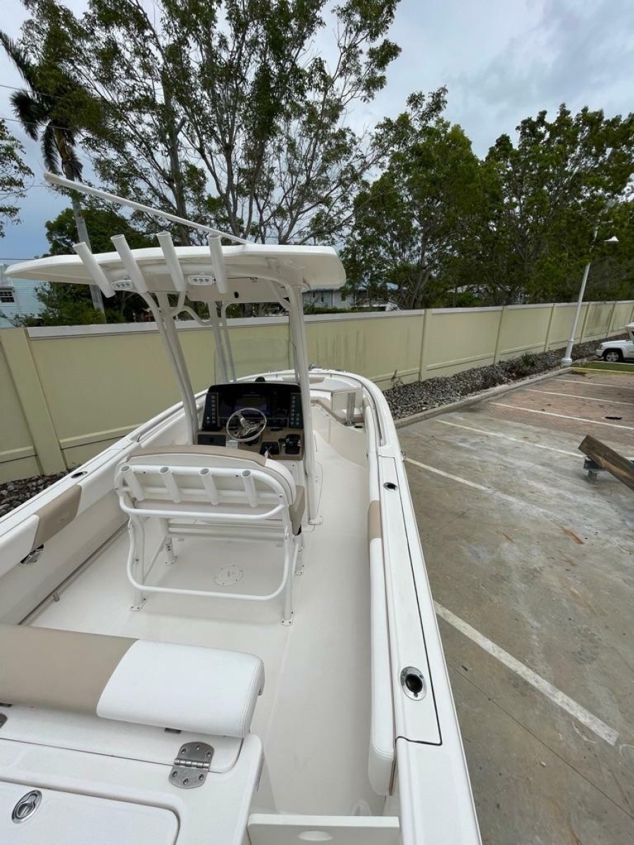 2019 Robalo R242 Center Console