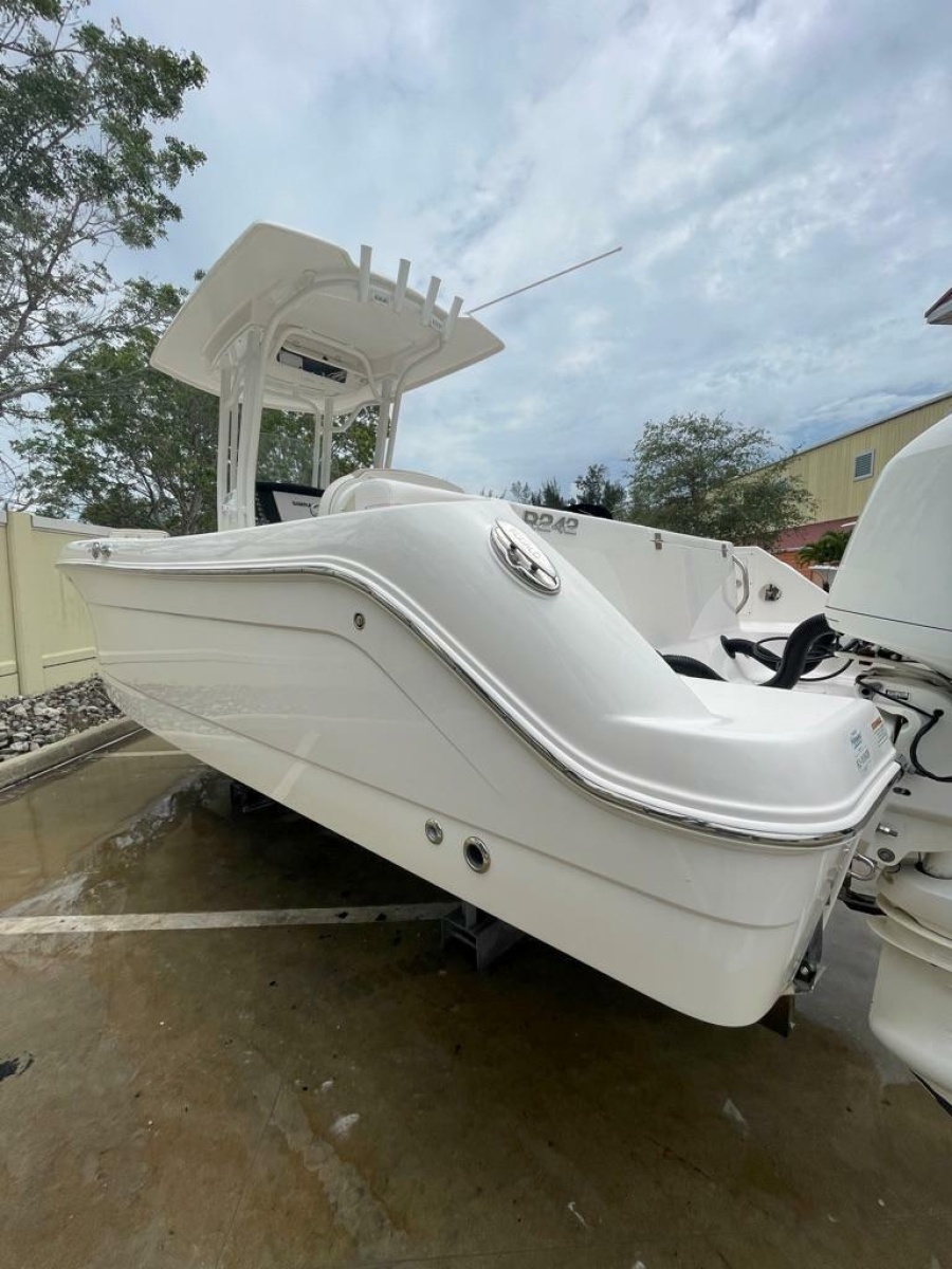 2019 Robalo R242 Center Console