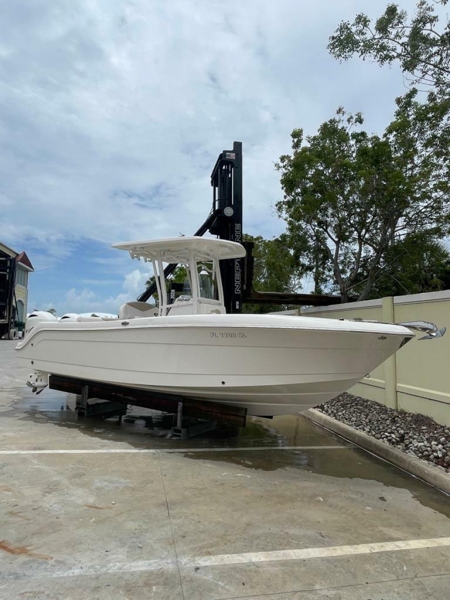 2019 Robalo R242 Center Console