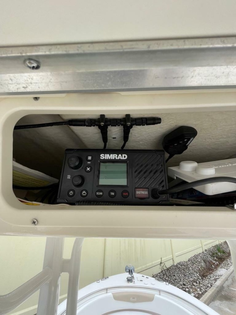 2019 Robalo R242 Center Console