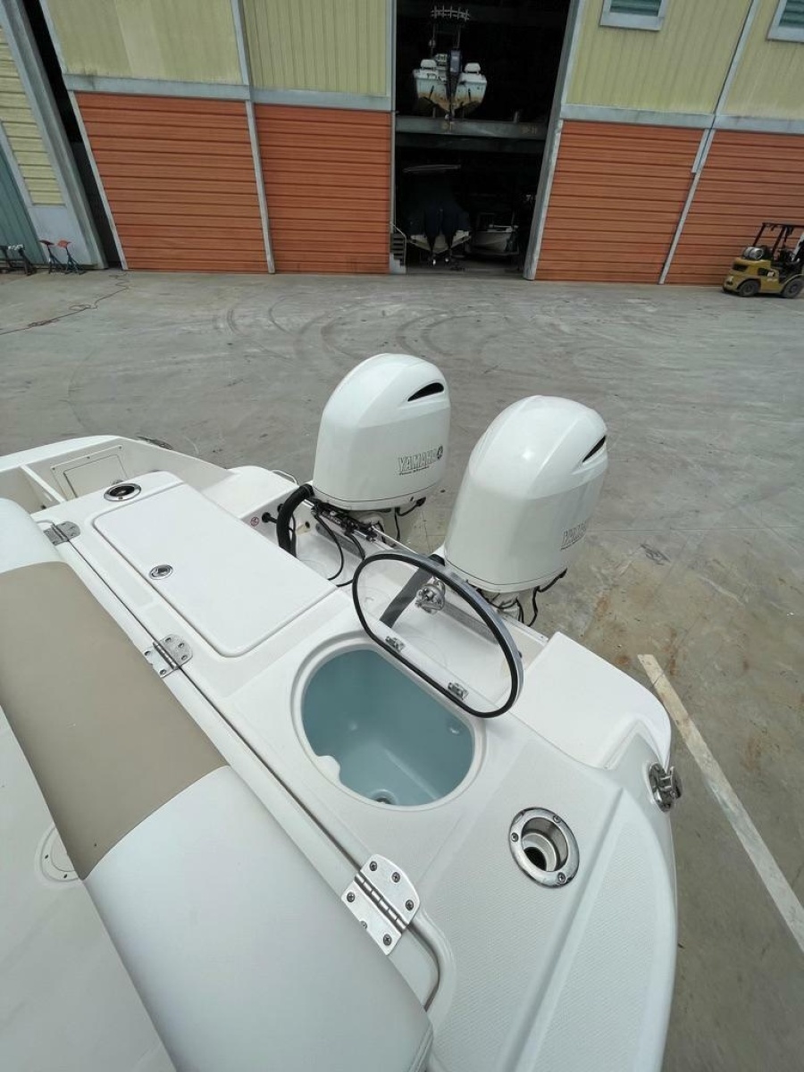 2019 Robalo R242 Center Console
