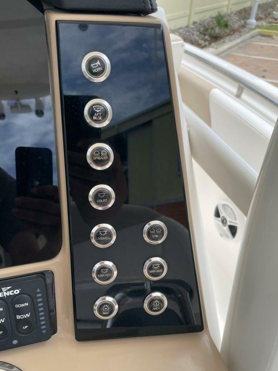 2019 Robalo R242 Center Console