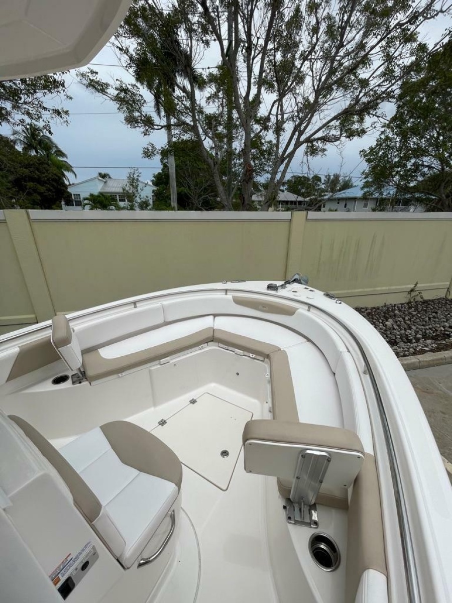 2019 Robalo R242 Center Console