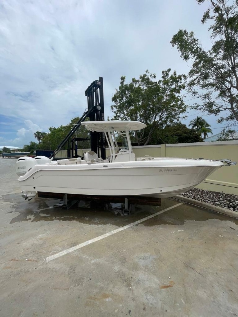 2019 Robalo R242 Center Console