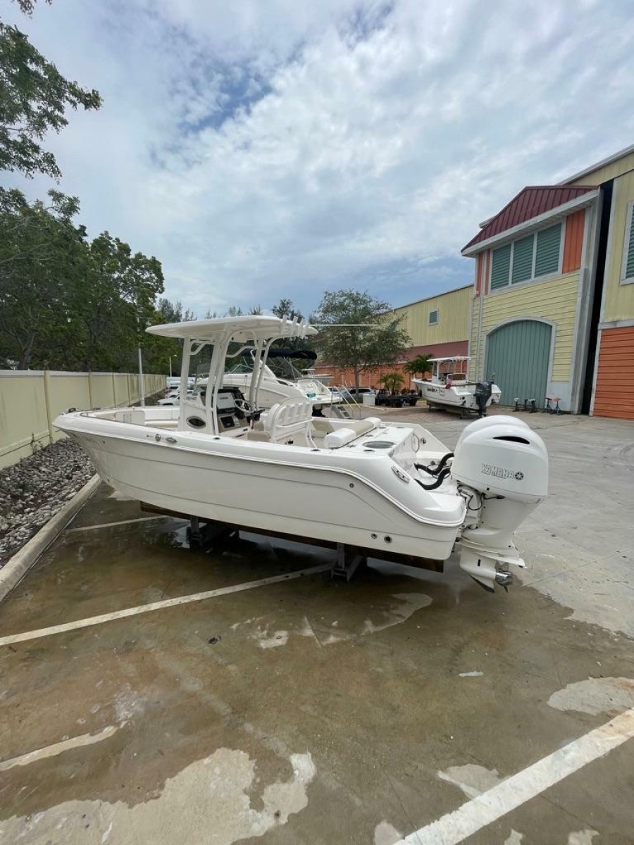 2019 Robalo R242 Center Console
