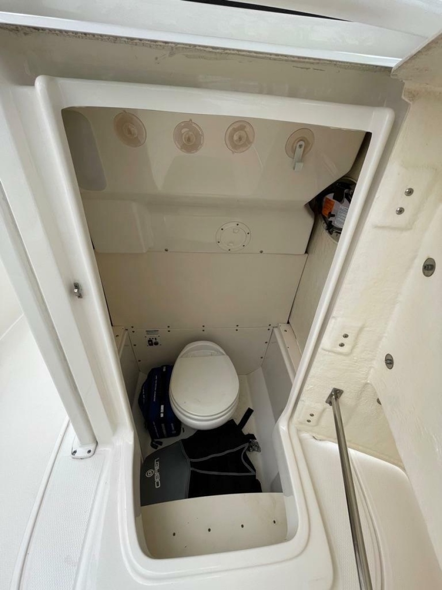 2019 Robalo R242 Center Console