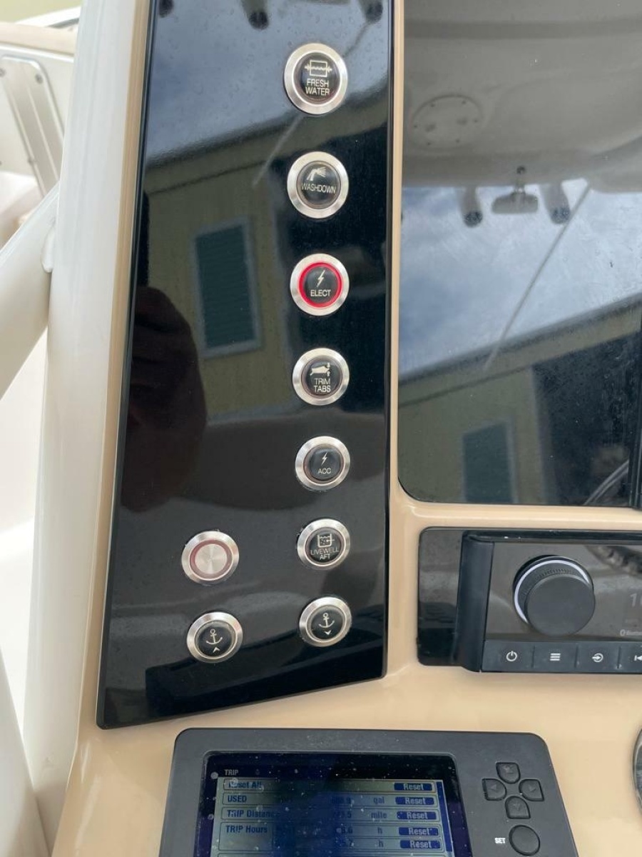 2019 Robalo R242 Center Console