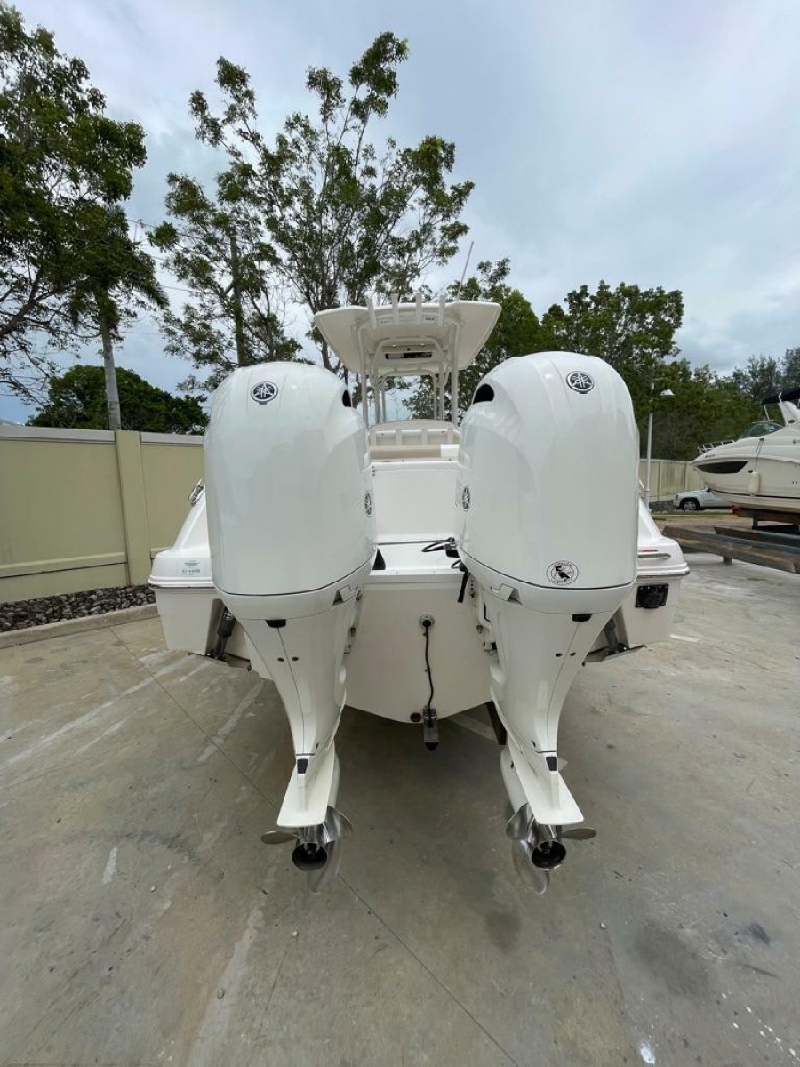2019 Robalo R242 Center Console