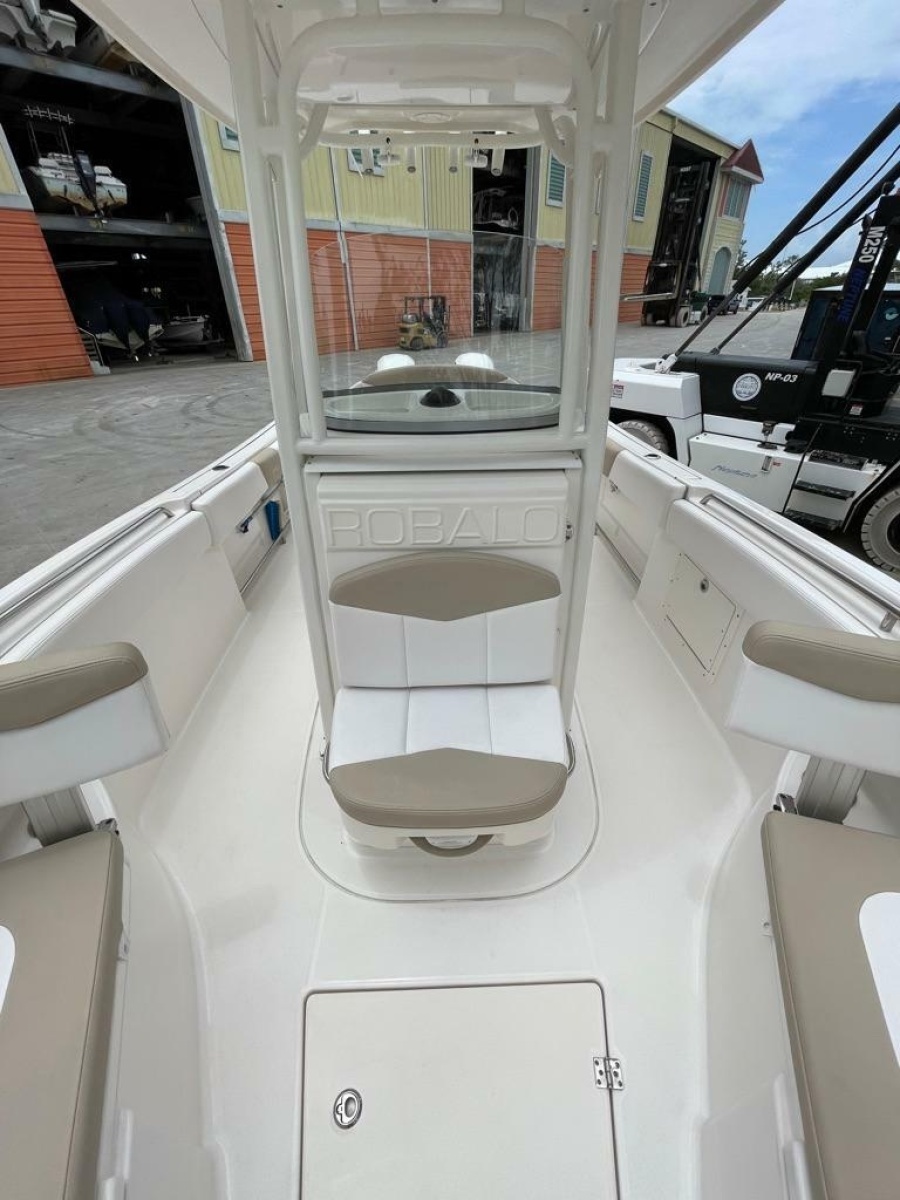 2019 Robalo R242 Center Console