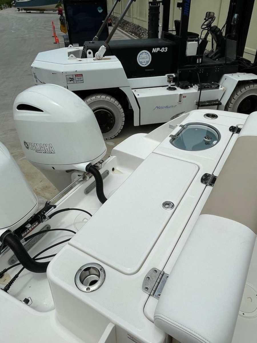 2019 Robalo R242 Center Console