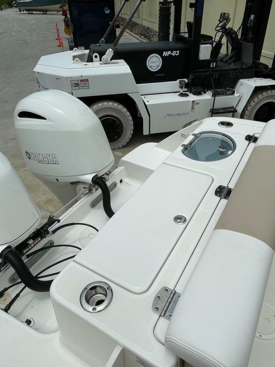 2019 Robalo R242 Center Console