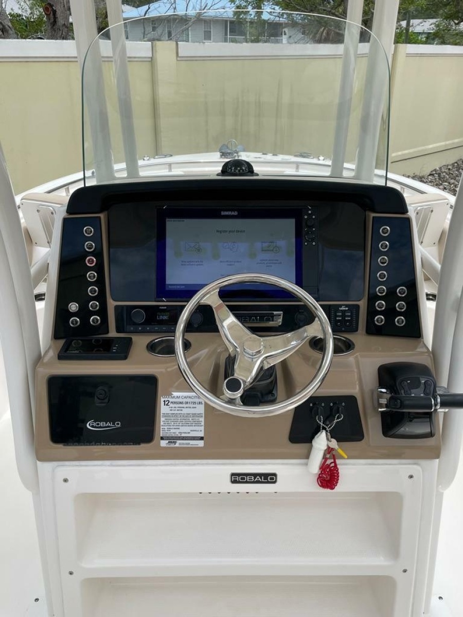 2019 Robalo R242 Center Console