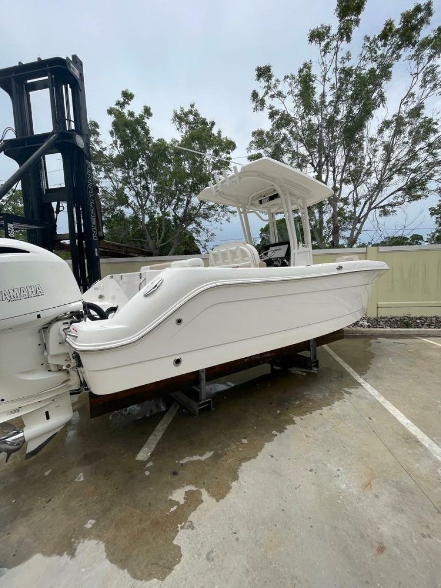 2019 Robalo R242 Center Console