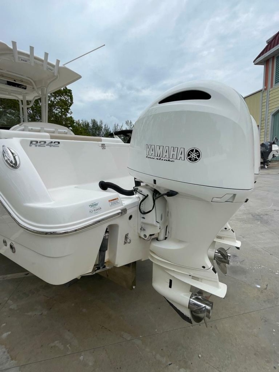 2019 Robalo R242 Center Console