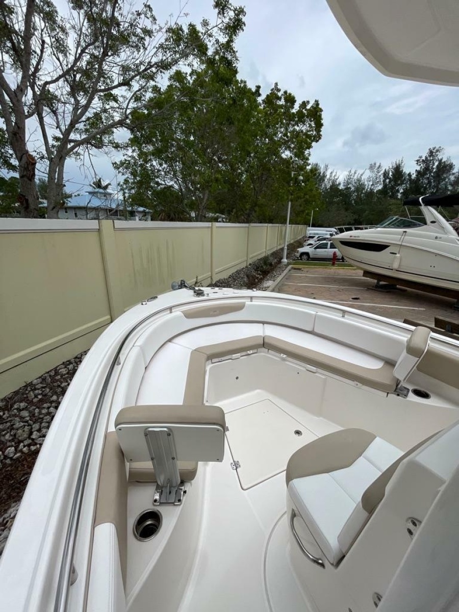 2019 Robalo R242 Center Console