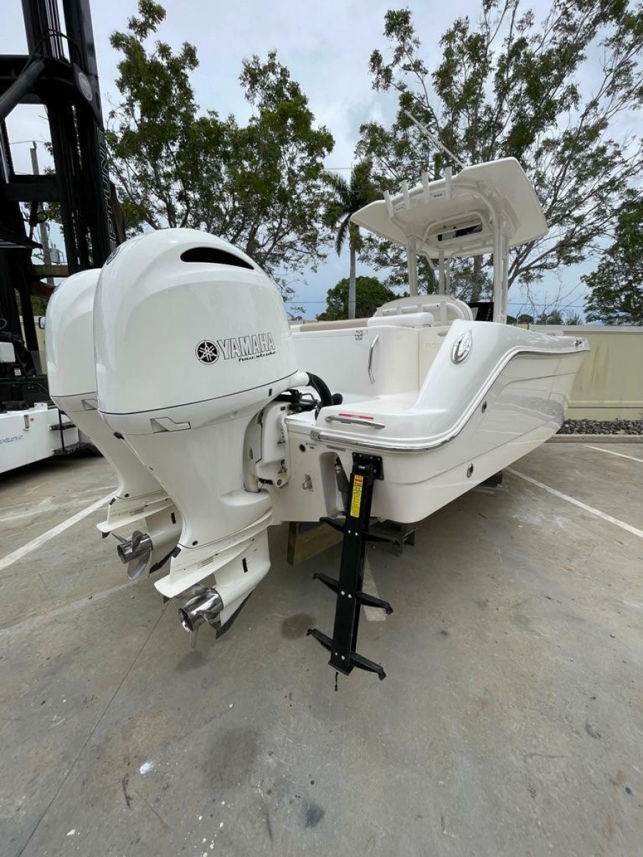 2019 Robalo R242 Center Console