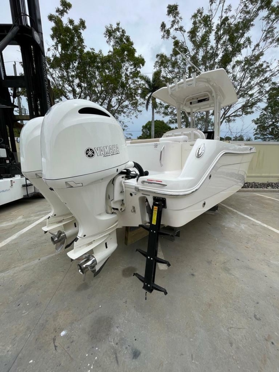 2019 Robalo R242 Center Console