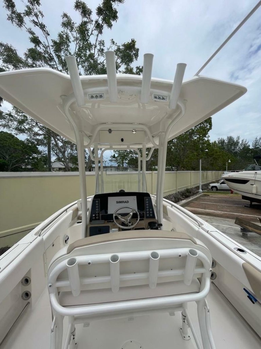 2019 Robalo R242 Center Console