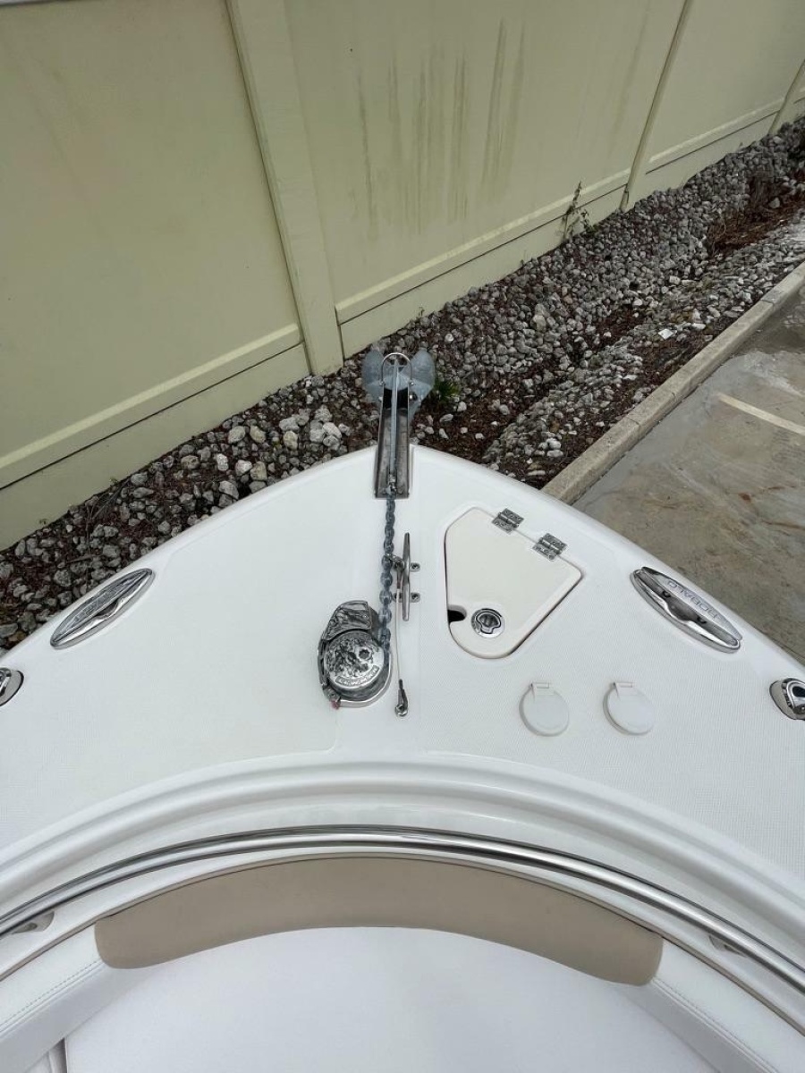 2019 Robalo R242 Center Console
