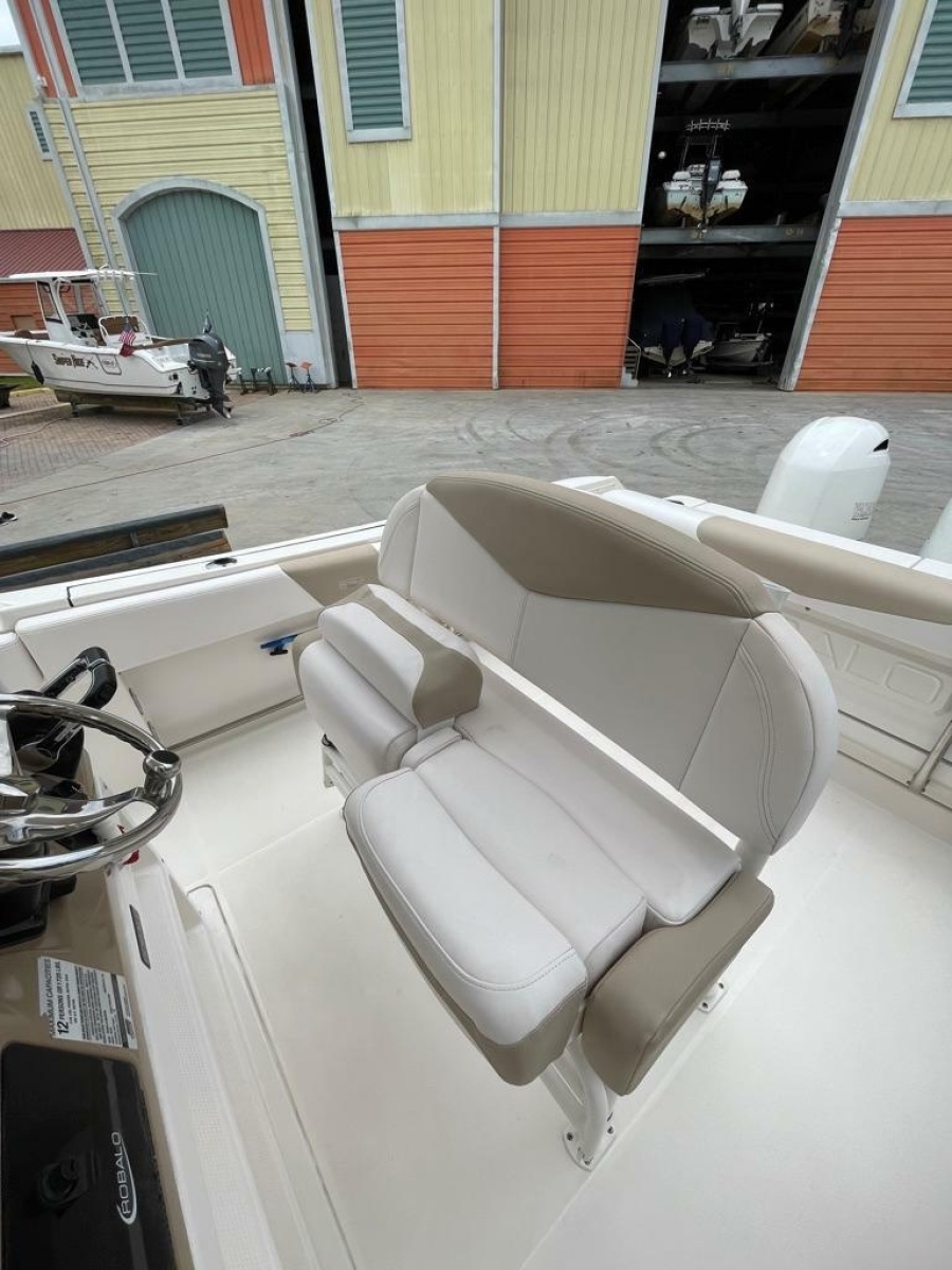 2019 Robalo R242 Center Console