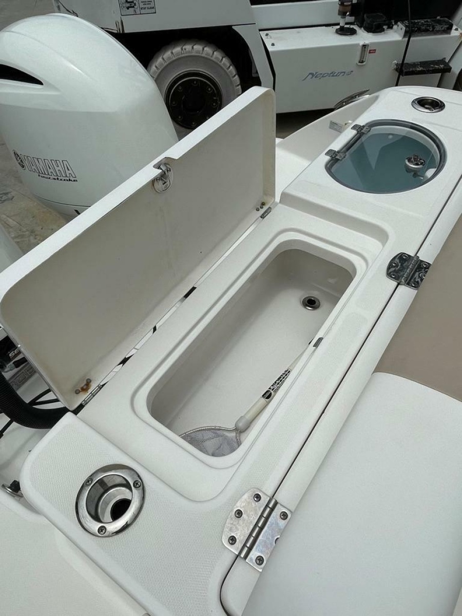 2019 Robalo R242 Center Console