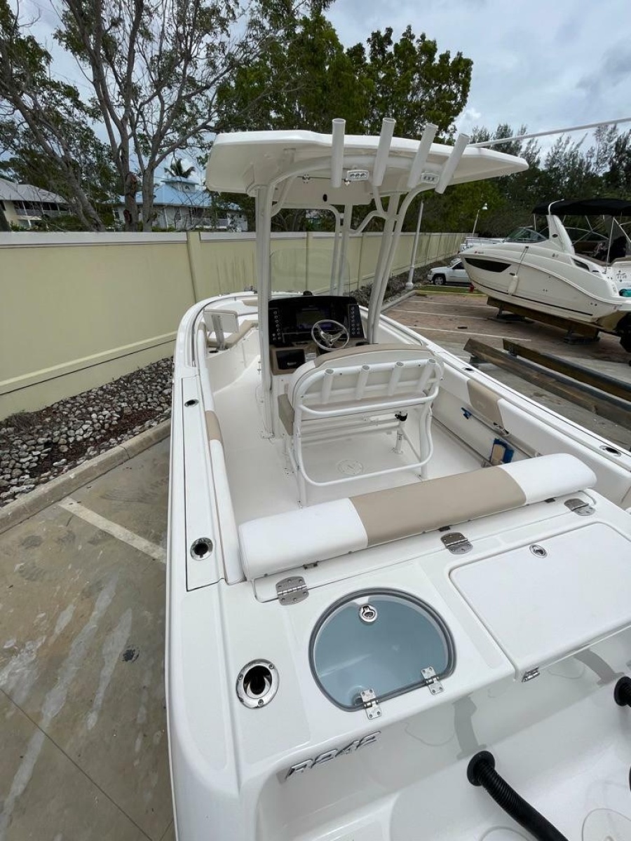 2019 Robalo R242 Center Console
