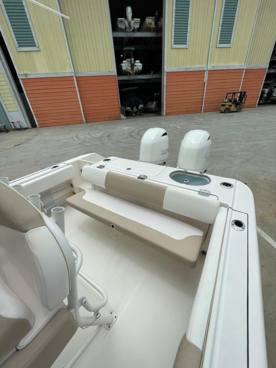 2019 Robalo R242 Center Console