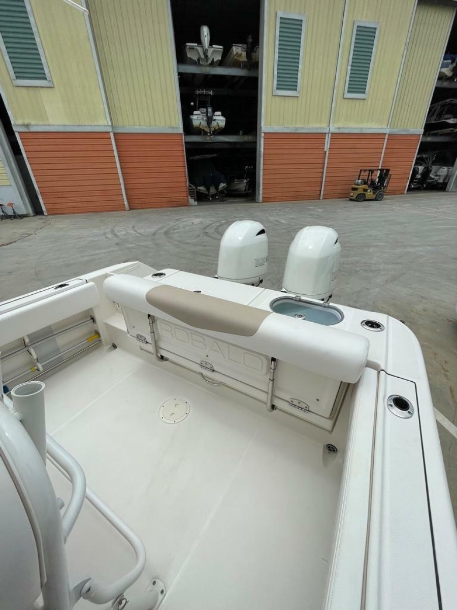 2019 Robalo R242 Center Console
