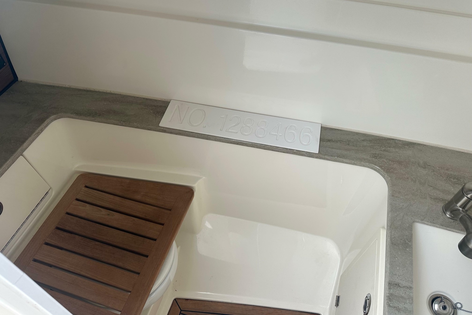2018 Boston Whaler 320 Vantage