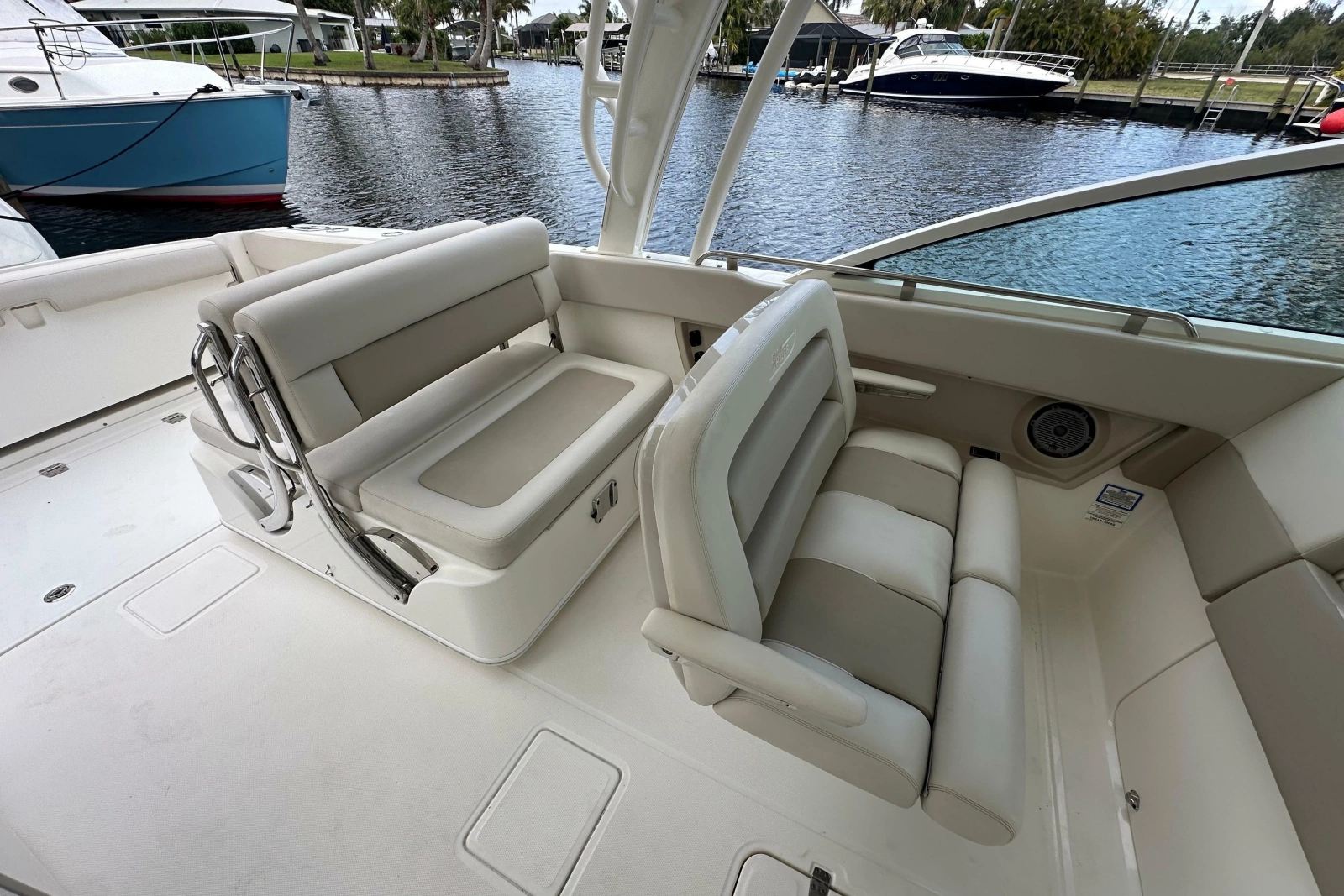 2018 Boston Whaler 320 Vantage