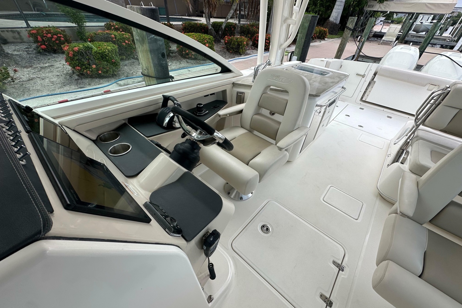 2018 Boston Whaler 320 Vantage