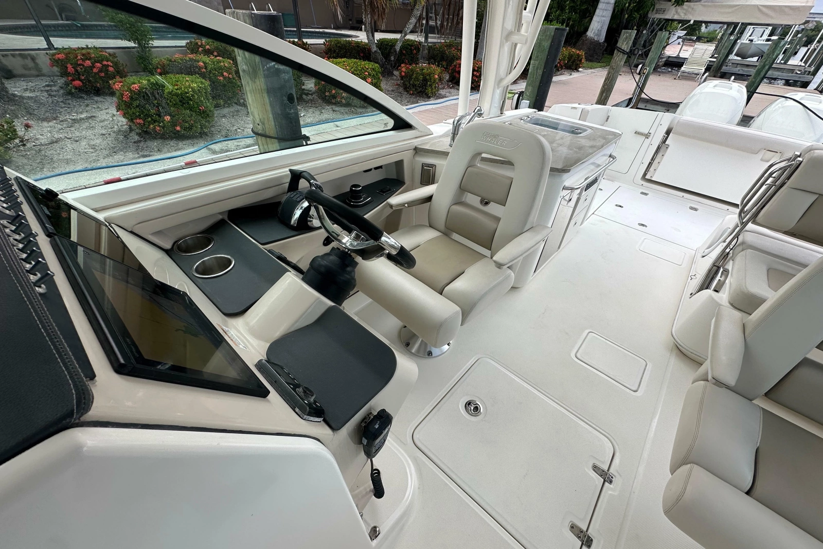 2018 Boston Whaler 320 Vantage
