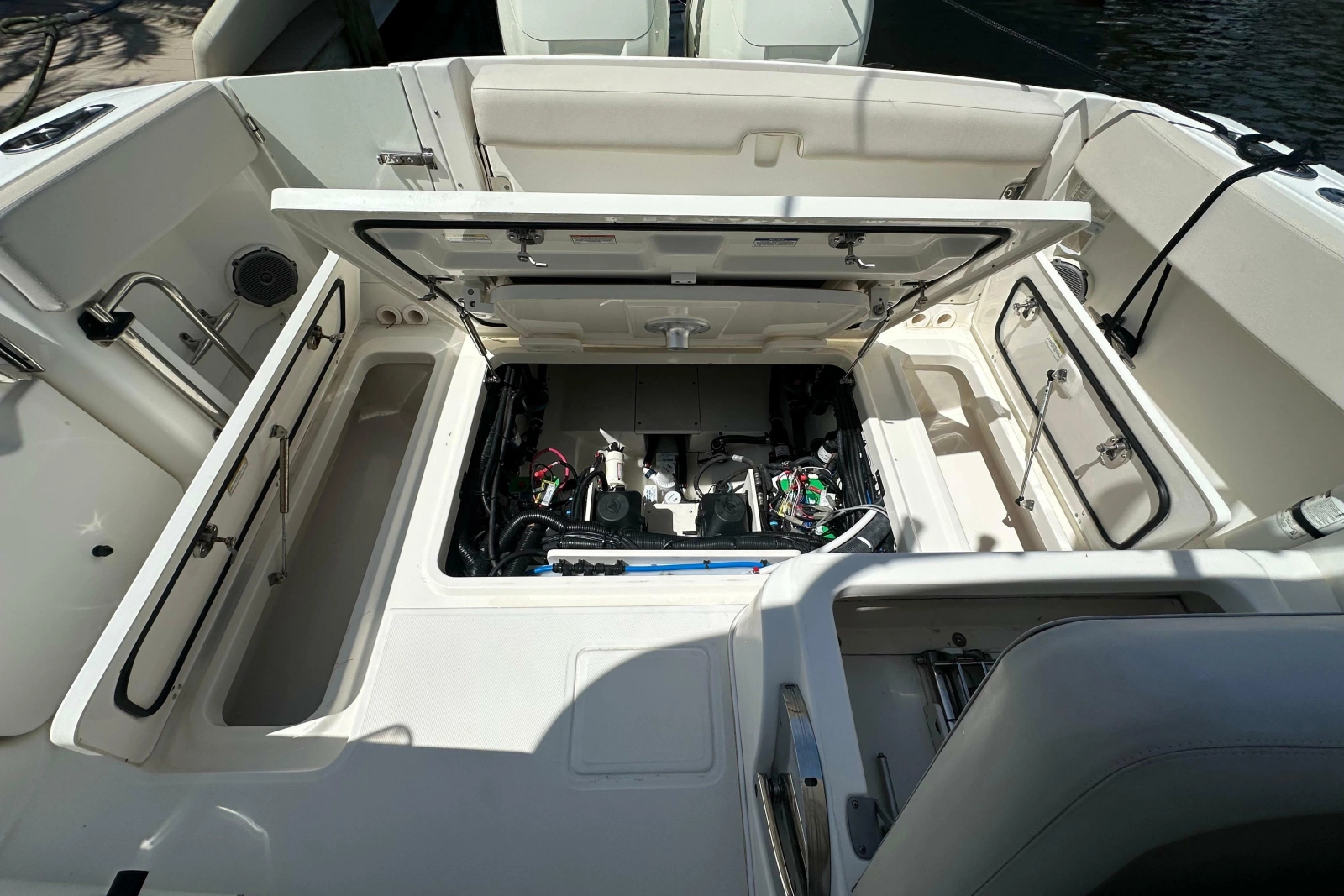 2018 Boston Whaler 320 Vantage