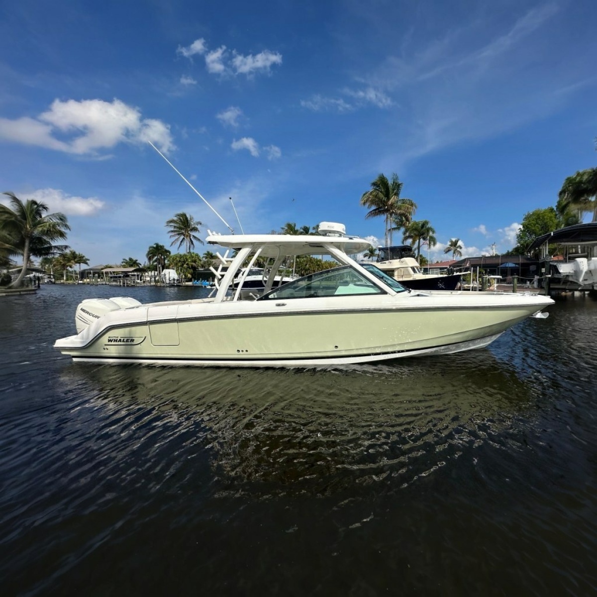 2018 Boston Whaler 320 Vantage
